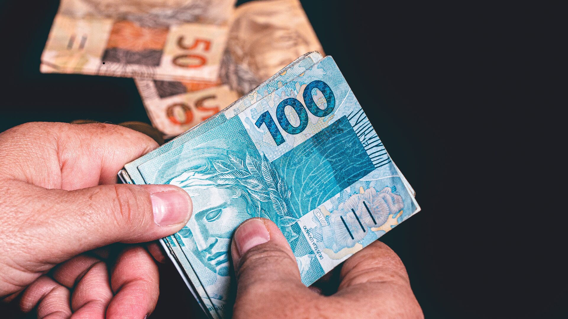 13º Salário: Quitar dívidas ou investir?